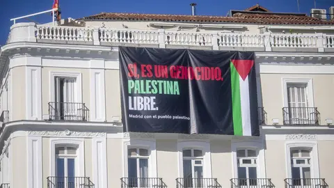 M&aacute;s Madrid despliega una lona en Sol en apoyo a Gaza: "S&iacute; es un genocidio. Palestina libre" (foto: M&aacute;s Madrid)