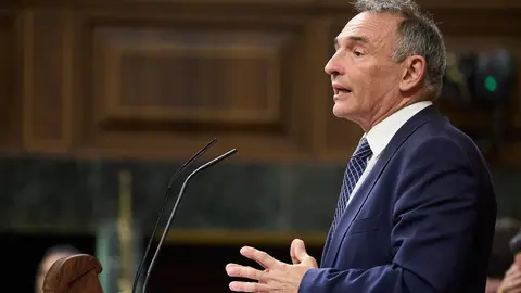 El diputado de Sumar Enrique Santiago durante un pleno extraordinario, en el Congreso de los Diputados (foto: EP)