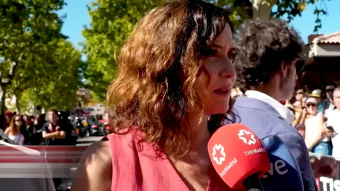 Ayuso reprocha a S&aacute;nchez echar "fuego" sobre Vuelta: "Tiene que llamar a convivencia" (foto: Telemadrid)
