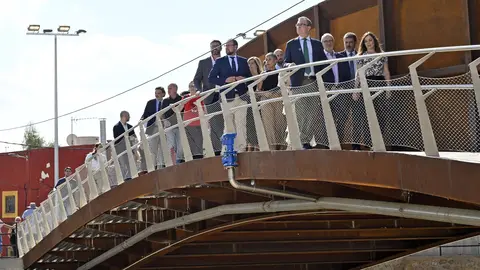 Alcalde de Murcia, Jos&eacute; Ballesta, acompa&ntilde;ado por miembros de la corporaci&oacute;n municipal; la alcaldesa de Beniel, Mar&iacute;a del Carmen Morlas, as&iacute; como por el presidente de la junta municipal y vecinos de El Raal, participan en la apertura del puente de El Raal
- AYUNTAMIENTO MURCIA