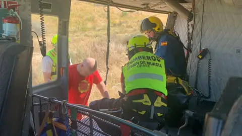 Rescatado un motorista de 65 a&ntilde;os tras sufrir una ca&iacute;da en una zona de dif&iacute;cil acceso en el embalse de Puente de Lorca (foto: 112)