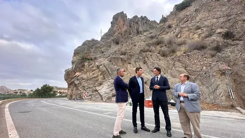 El consejero de Fomento e Infraestructuras, Jorge Garc&iacute;a Montoro, supervisa la finalizaci&oacute;n de las obras de la carretera que une Blanca con Abar&aacute;n, acompa&ntilde;ado del alcalde Blanca, Pablo Cano, el director general de Carreteras, Francisco Carrillo, y Cano
- COMUNIDAD