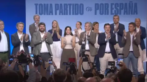Nu&ntilde;ez Feij&oacute;o, acompa&ntilde;ado de L&oacute;pez Miras y Ballesta, clausura este domingo en el Teatro Circo de Murcia la cumbre del Partido Popular (foto: Partido Popular)