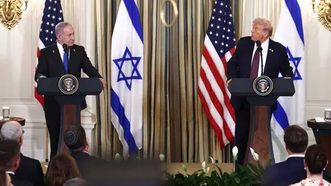 El primer ministro israel&iacute;, Benjamin Netanyahu, comparece junto al presidente de Estados Unidos, Donald Trump