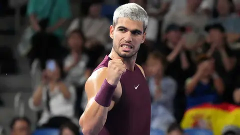 Alcaraz vence en Tokio