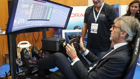 El consejero de Econom&iacute;a, Hacienda, Fondos Europeos y Transformaci&oacute;n Digital, Luis Alberto Mar&iacute;n, durante una de las demostraciones realizadas en el 'I Summit IA & Ciberseguridad'
- CARM