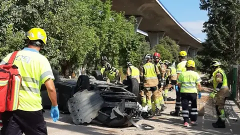 Muere una mujer al caer al vac&iacute;o desde el viaducto de la A-7 sobre el r&iacute;o Segura tras recibir un impacto de una furgoneta (foto: 112)