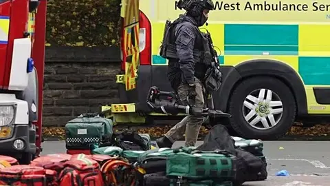 Despliegue de las fuerzas de seguridad tras un ataque junto a una sinagoga a las afueras de M&aacute;nchester (foto: EP)