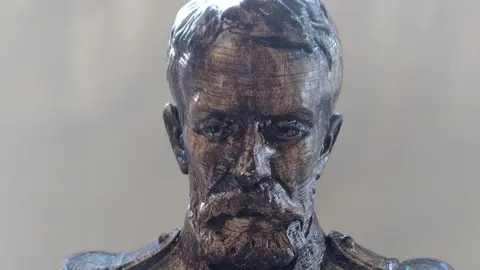 El busto que ser&aacute; entregado a los premiados est&aacute; realizado en impresi&oacute;n 3D por escaneo del busto original de Isaac Peral que est&aacute; en el Arsenal de Cartagena. Est&aacute; dise&ntilde;ado por el FABLAB de la UPCT, dentro del Servicio de Dise&ntilde;o Industrial y C&aacute;lculo Cient&iacute;fico (SEDIUPCT) ubicado en el servicio de apoyo a la Investigaci&oacute;n Tecnol&oacute;gica (SAIT).