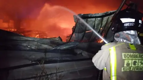 Bomberos del CEIS han controlado el incendio en una f&aacute;brica de calzado en Caravaca de la Cruz (foto: CEIS)
