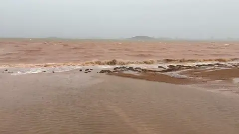 Mar de Cristal te&ntilde;ido de color marr&oacute;n tras las arrastres en la tarde de este viernes, 10 de octubre (foto: La 7)