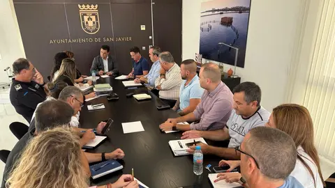 El alcalde de San Javier, Jos&eacute; Miguel Luengo, reunido con los responsables municipales
