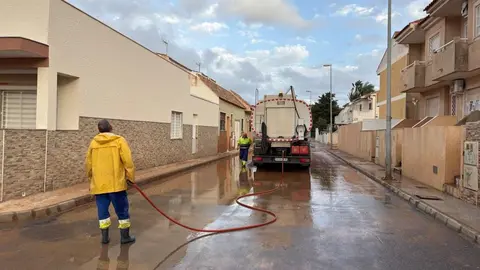 Los servicios municipales trabajan en las poblaciones del Mar Menor m&aacute;s afectadas