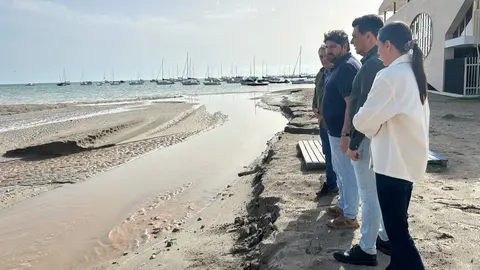 L&oacute;pez Miras estima que el Mar Menor ha recibido, en las &uacute;ltimas horas, unos 6 hm3 de agua dulce y arrastres