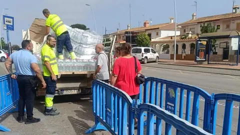 Vecinos de Los Alc&aacute;zares en uno de los puntos de distribuci&oacute;n de agua (foto: Ayuntamiento de Los Alc&aacute;zares)