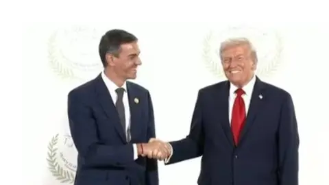 Saludo entre Pedro S&aacute;nchez y Donald Trump en la Cumbre de Paz en Egipto (foto: EP)