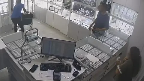 Im&aacute;genes del asalto a una joyer&iacute;a en &Aacute;guilas
