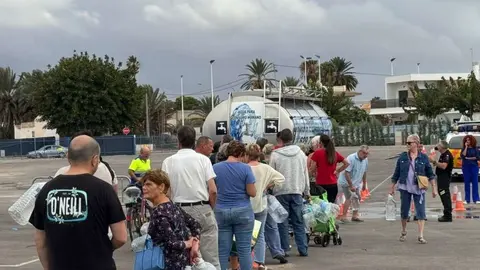 Vecinos de San Pedro del Pinatar recogiendo agua potable de una cuba debido a las infiltraciones en el canal de abastecimiento de la MCT