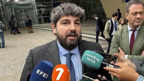El presidente de la Regi&oacute;n de Murcia, Fernando L&oacute;pez Miras, desde Bruselas (foto: La 7)