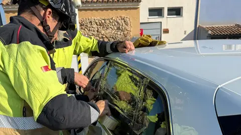 Los bomberos rescatan a una ni&ntilde;a atrapada en un veh&iacute;culo en Archena (foto: Bomberos CEIS)