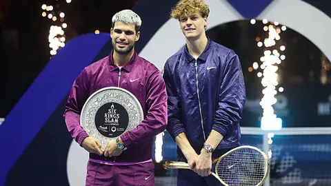 Carlos Alcaraz, subcampe&oacute;n de la Six Kings Slam, junto al italiano Jannik Sinner, que se ha convertido en campe&oacute;n del torneo por segunda vez (foto: NETFLIX)