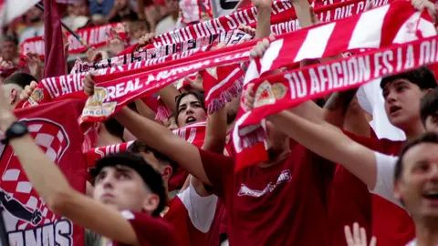 Aficionados del Real Murcia animando a su equipo en el Enrique Roca (foto: La 7)