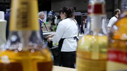Una camarera trabajando en un bar de Madrid (foto: EP)
