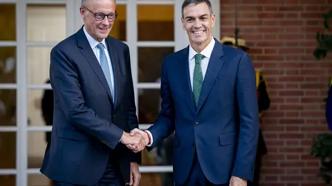 El presidente del Gobierno, Pedro S&aacute;nchez (d), recibe al canciller de la Rep&uacute;blica Federal de Alemania, Friedrich Merz (i), en el Palacio de la Moncloa