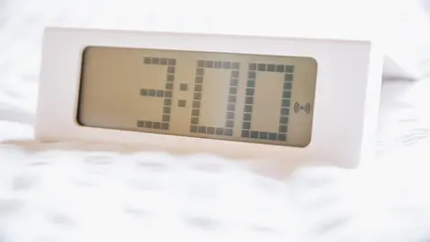 Un reloj digital marca las 3:00 horas