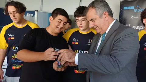 El consejero de Medio Ambiente, Universidades, Investigaci&oacute;n y Mar Menor, Juan Mar&iacute;a V&aacute;zquez, en el stand de ESERO en la Semana de la Ciencia y la Tecnolog&iacute;a 2025 de la Regi&oacute;n de Murcia el pasado viernes