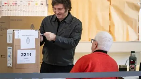 El presidente de Argentina, Javier Milei, deposita su voto para las elecciones legislativas parciales (foto: EP)
