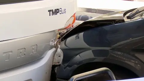 Accidente en Murcia por el choque frontal entre un autob&uacute;s y un turismo en la Gran V&iacute;a (foto: La 7)