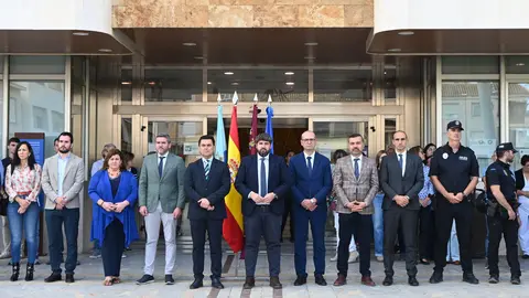 Minuto de silencio desde San Javier, al que ha asistido el presidente de la Regi&oacute;n de Murcia, Fernando L&oacute;pez Miras (foto: EP)