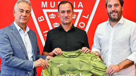 Felipe Moreno (izq.), Joseba Etxeberria (cntr.), Asier Goiria (dcha.)