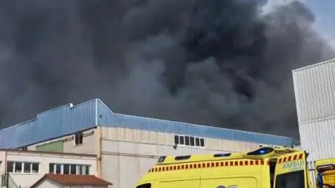 Incendio en un almac&eacute;n de br&oacute;coli de Lorca (foto: La 7)