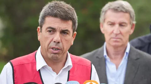 Archivo - El presidente de la Generalitat Valenciana, Carlos Maz&oacute;n (i) y el presidente del Partido Popular, Alberto N&uacute;&ntilde;ez Feij&oacute;o (d), ofrecen declaraciones a los medios tras su visita al Centro de Coordinaci&oacute;n de Emergencias de la Comunitat Valenciana, ju
- Jorge Gil - Europa Press - Archivo