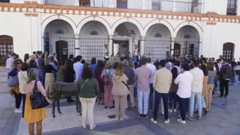 Concentraci&oacute;n en la localidad onubense de Moguer contra el crimen machista (foto: EP)