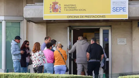 Varias personas en la entrada de una oficina del SEPE