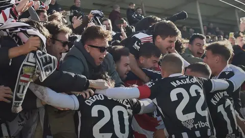 La afici&oacute;n celebra el gol del Cartagena