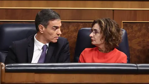 El presidente del Gobierno, Pedro S&aacute;nchez, y la vicepresidenta primera y ministra de Hacienda, Mar&iacute;a Jes&uacute;s Montero, durante una sesi&oacute;n de control al Gobierno de este mi&eacute;rcoles en el Congreso (foto: EP)