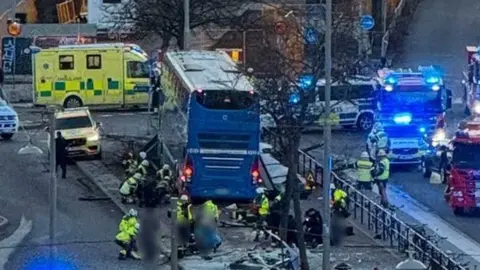 El Gobierno sueco confirma muertos y heridos arrollados por un autob&uacute;s en una parada de Estocolmo (foto: Agencias)