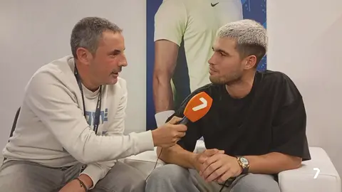 &Aacute;ngel Garc&iacute;a entrevista a Carlos Alcaraz tras recibir el t&iacute;tulo 'N&uacute;mero 1 del Ranking ATP en 2025' (foto: La 7)