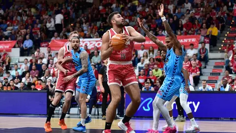 Lance del encuentro entre el UCAM Murcia y Breog&aacute;n (foto: UCAM Murcia)