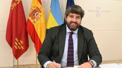 El presidente del Gobierno regional, Fernando L&oacute;pez Miras, firma el protocolo de apoyo a la regi&oacute;n ucraniana de Sumy
