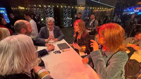 La consejera de Empresa, Empleo y Econom&iacute;a Social, Marisa L&oacute;pez Arag&oacute;n, mantiene un encuentro con el director Ejecutivo de Crecimiento y Competitividad de ICEX, Jos&eacute;  Mar&iacute;a Blasco, durante la Feria Slush, celebrada en Finlandia.