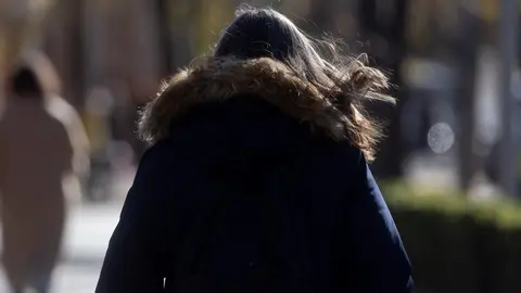 Imagen de archivo de una mujer paseando con un abrigo | Europa Press