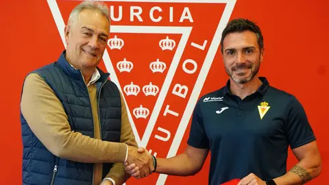Adri&aacute;n Colunga continuar&aacute; como entrenador del Real Murcia