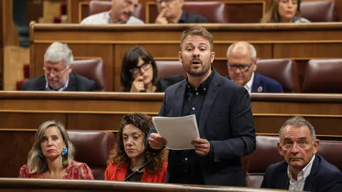 El diputado de Comprom&iacute;s integrado en Sumar, Alberto Ib&aacute;&ntilde;ez, interviene durante una sesi&oacute;n de control al Gobierno en el Congreso