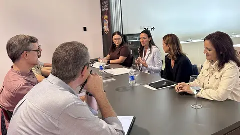 La consejera de Turismo, Cultura, Juventud y Deportes, Carmen Conesa, y la directora de Competitividad y Calidad Tur&iacute;sticas, Eva Reverte, en la reuni&oacute;n en la que se anunciaron las ayudas para alojamientos tur&iacute;sticos en bodegas.