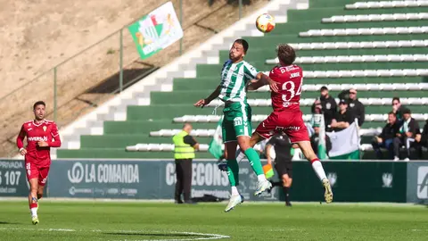 El murcianista Jorge salta con un jugador del Antequera
